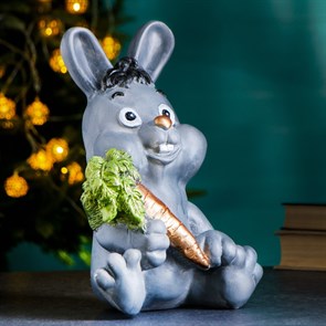 Фигура "Кролик с морковкой" серый 92 406