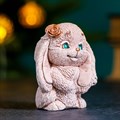Фигура "Зайка с цветочком" бежевый 92 462 - фото 94397